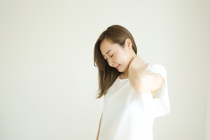 首の痛みはストレートネックが原因かも！？スマホ首のストレッチ方法を紹介
